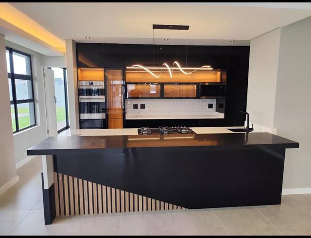 4 BEDROOM HOUSE FOR SALE IN MIDSTREAM ESTATE